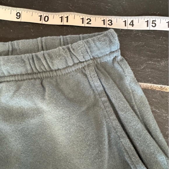 VUORI shorts in EXCELLENT CONDITION! ✨Like NEW✨lots of pockets! Zoom in 4 more: - Picture 2 of 11